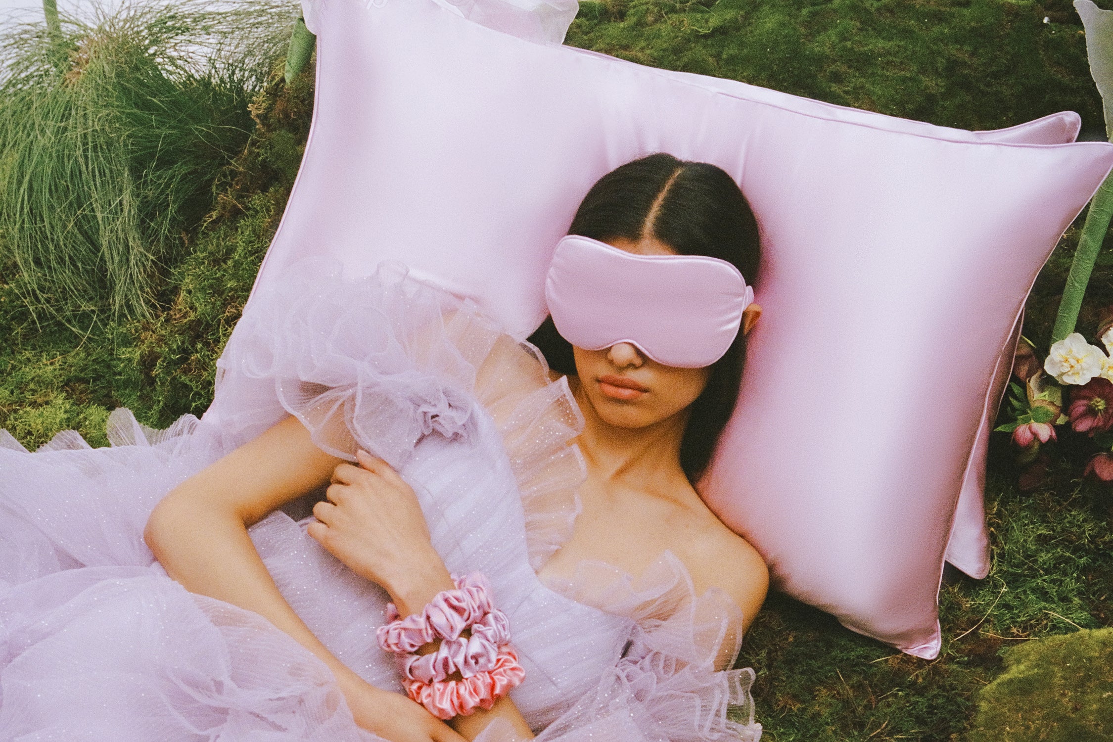 枕 slip Pink Travel Set, pillow, eye mask Wildflower Contour Sleep Mask – Slip UK